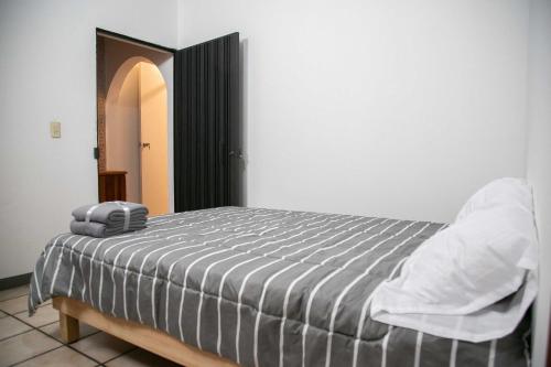 - une chambre avec un lit et un casque dans l'établissement Casa Lili, à Oaxaca
