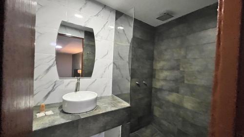 a bathroom with a sink and a mirror at Hotel Varadero Internacional in Guayaquil