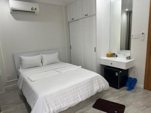 Un pat sau paturi într-o cameră la RUBY HOTEL