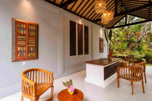 a living room with two chairs and a counter at Amanuba Ersadeva Resort in Pulukan