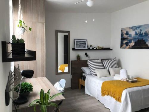 ein Schlafzimmer mit einem Bett und einem Tisch darin in der Unterkunft Apartaestudio#7 ITESM aire acondicionado sin cochera in Laborcillas