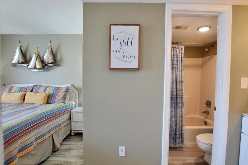 1 dormitorio con 1 cama y baño en Compass Point 205 en Gulf Shores