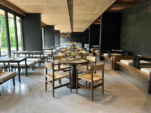 Un restaurante u otro lugar para comer en Riva Vista Riverfront Resort Chiang Rai