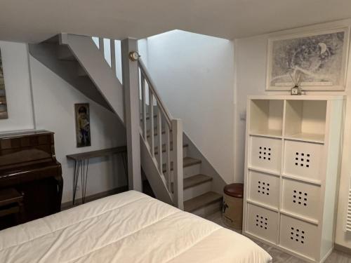 una camera da letto con scala, letto e scala di Appartement Cabourg, 2 pièces, 2 personnes - FR-1-794-81 a Cabourg