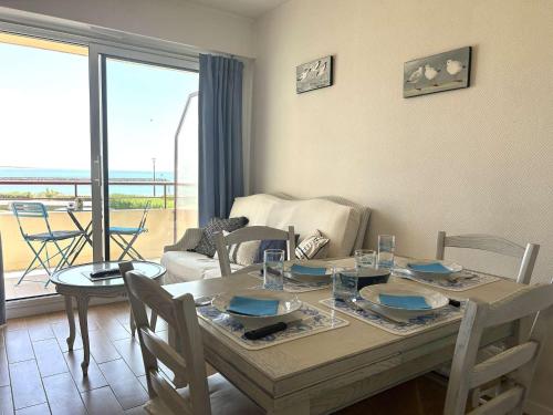 - un salon avec une table et des chaises offrant une vue dans l'établissement Appartement cosy 2 pièces avec parking à St-Gilles-Croix-de-Vie - FR-1-224-801, à Saint-Gilles-Croix-de-Vie