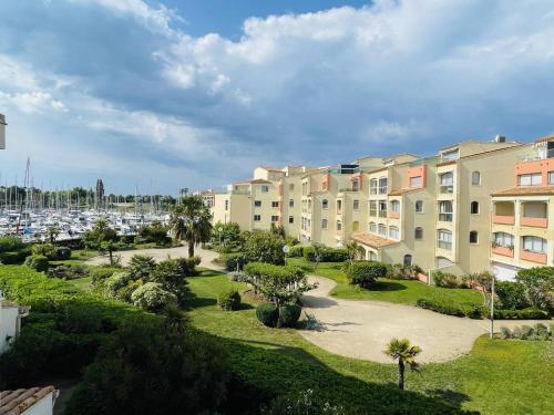 Appartement rénové, proche port et plage, parking inclus - FR-1-723-107