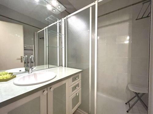 une salle de bain avec un lavabo blanc et une douche dans l'établissement Appartement cosy 2 pièces avec parking à St-Gilles-Croix-de-Vie - FR-1-224-801, à Saint-Gilles-Croix-de-Vie