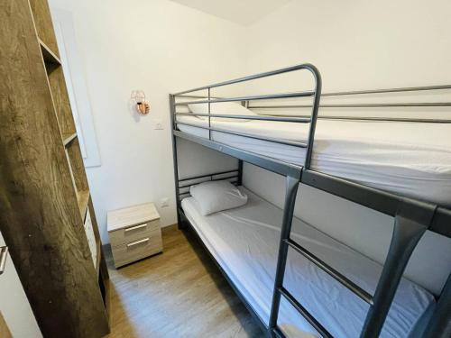 une chambre avec deux lits superposés dans l'établissement Appartement rénové, proche port et plage, parking inclus - FR-1-723-107, au Cap d'Agde