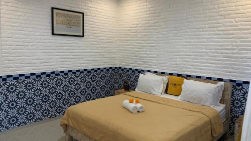 een slaapkamer met een bed met twee knuffels erop bij Sunflower Stay And Surf in Denpasar