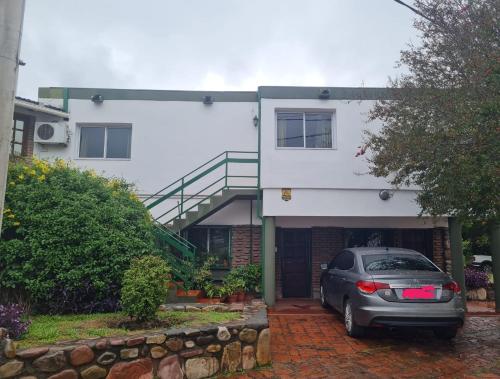 een auto geparkeerd voor een huis bij Amelí Alojamiento in Salta
