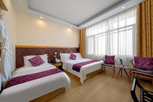 Una cama o camas en una habitación de XinQihang Hotel Harbin Taiping Airport