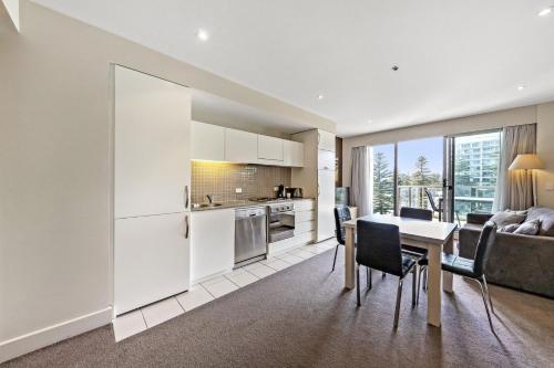 Η κουζίνα ή μικρή κουζίνα στο Belle Escapes - Seacrets at Glenelg