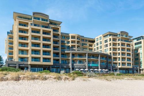 un gran edificio en la playa junto a la playa en Belle Escapes - Sunset Views at the Bay, en Glenelg