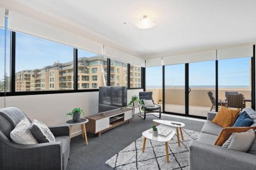 sala de estar con vistas al océano en Belle Escapes - Glenelg Oceanview Apartment en Adelaida