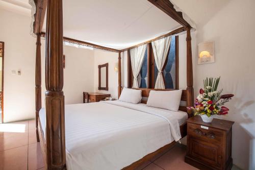 Кровать или кровати в номере Putri Bali Villa