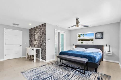 um quarto com uma cama e uma secretária. em Delray Beach 4 Bedroom Stylish Pool Home em Delray Beach