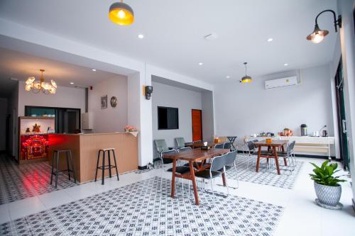 The Brown Boutique Patong في شاطيء باتونغ: غرفة طعام ومطبخ مع طاولات وكراسي