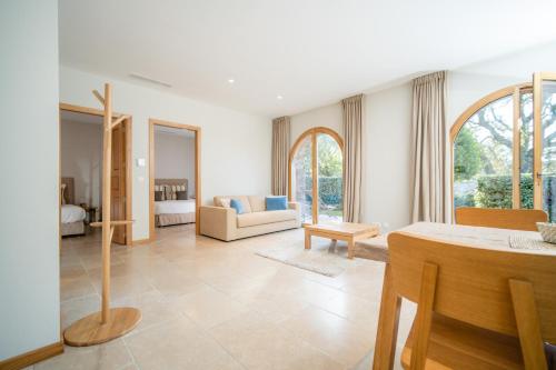 un salon avec un canapé et une table dans l'établissement Relais du vieux sauvaire, au Lavandou