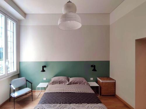 ミラノにあるDarsena apartmentのベッドルーム(大型ベッド1台、椅子付)