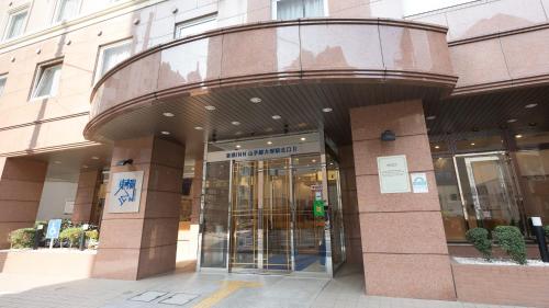 an entrance to a building with a revolving door at Toyoko Inn Tokyo Yamanote sen Otsuka eki Kita guchi No 2 in Tokyo