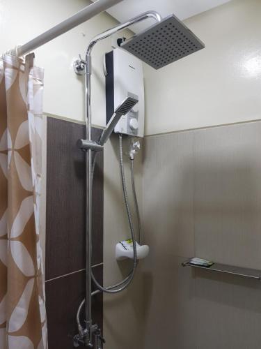 マニラにあるBreeze Residences by CS Luxeのバスルーム(シャワー、シャワーヘッド付)が備わります。