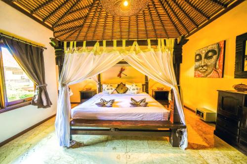 En eller flere senge i et værelse på de CINTA Villa - KUTA - 5 bedrooms - Heart of Kuta