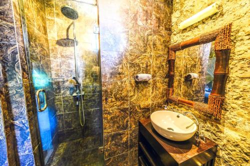 y baño con ducha acristalada y lavamanos. en de CINTA Villa - KUTA - 5 bedrooms - Heart of Kuta en Kuta