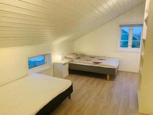 Postel nebo postele na pokoji v ubytování Sørvågen Villa luxury home with sauna