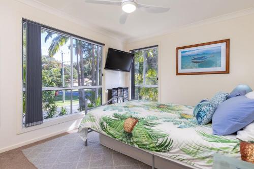 Una cama o camas en una habitación de Pacific Palms