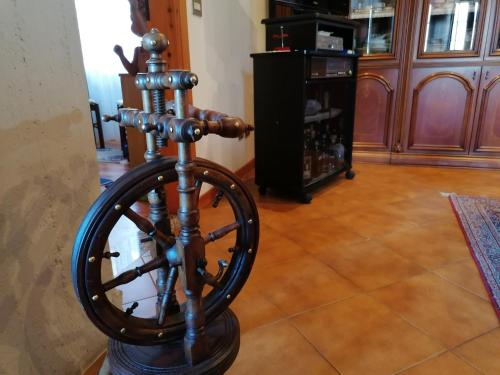 a bicycle wheel on a stand in a room at Chalet del paese Incantato comune di Moncenisio in Moncenisio