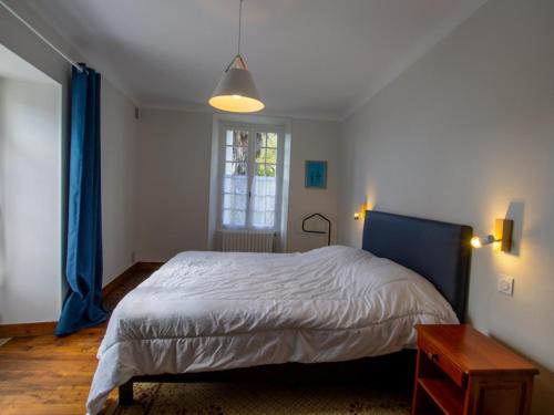 Un dormitorio con una cama grande y una ventana en Gîte La Roque-Gageac, 4 pièces, 5 personnes - FR-1-616-278, en La Roque-Gageac