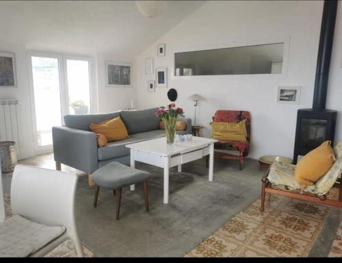 - un salon avec un canapé et une table dans l'établissement The Nordic Loft - mare a 400m e parcheggio privato, à Riva Ligure