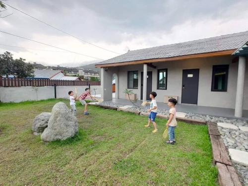 a group of children playing in the yard of a house at 山淺民宿 Yamasaki Old House in Taiping