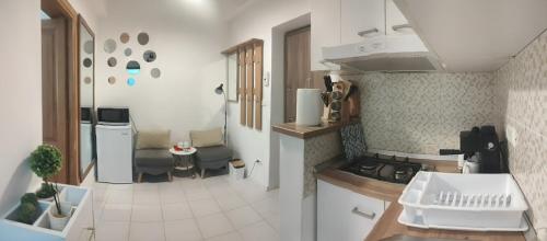 ブカレストにあるNice Studio in Old Townの小さなキッチン(コンロ、冷蔵庫付)