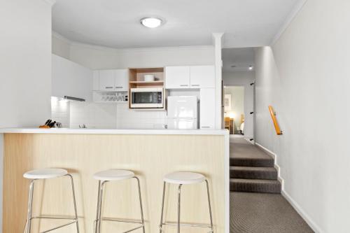Una cocina o cocineta en Lorne Ocean Views