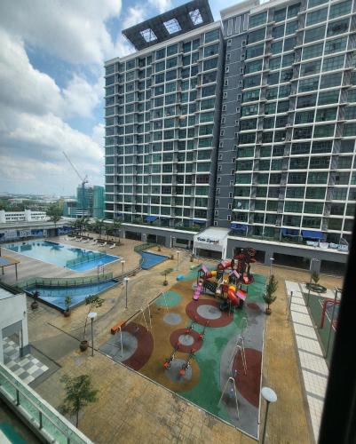 een luchtzicht op een groot gebouw met een speeltuin bij Queen Property in Shah Alam