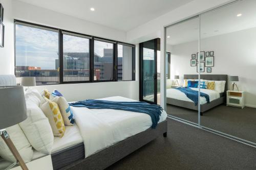 布里斯班Stylish 1BD Apt with Ideal Location in Southbank的带两张床和大窗户的卧室