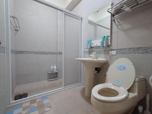 富里鄉的住宿－里山旅棧民宿 Li Shan Homestay，浴室配有卫生间、盥洗盆和淋浴。
