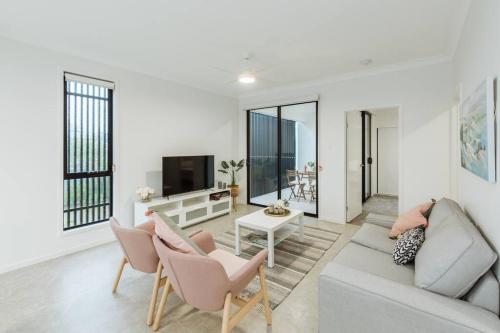 a living room with a couch and chairs and a tv at Spacious Modern and Cozy 3BD Townhouse at Great Location in Gold Coast