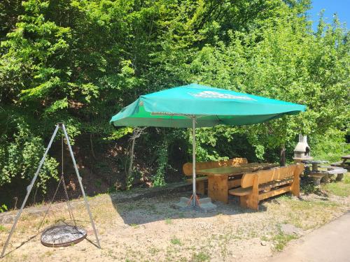 a blue umbrella and a picnic table and a bench at Burer Millen, Born Mühle in Born