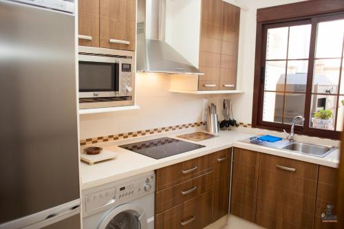 a kitchen with a washing machine and a sink at Alojamiento Nohal in La Iruela