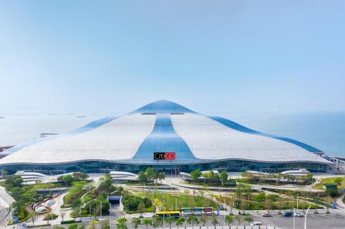 una vista aérea del estadio fnb en CitiGO Hotel Shenzhen Shekou Cruise Center Seaview, en Shenzhen