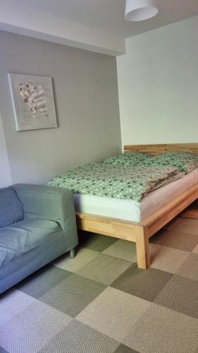 Hüschelrath gemütlich Natur في لايشلينغن: غرفة نوم مع سرير وفوتون