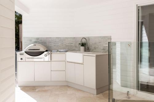 Ένα μπάνιο στο The Sea House pool and amazing ocean views