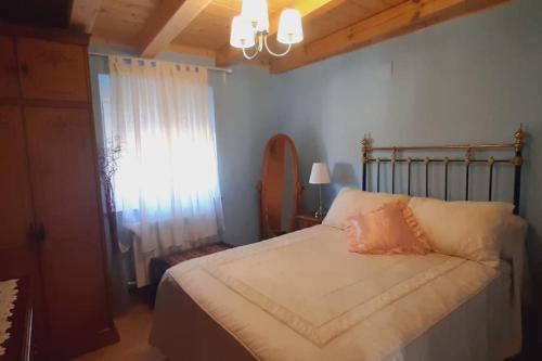 um quarto com uma cama e uma janela em Casita Marian y Chema em Amusco