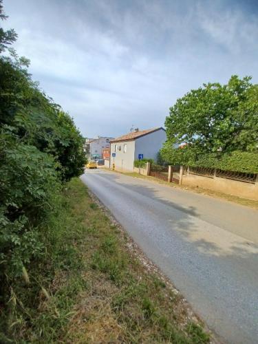 an empty road with a house on the side at Caveromane 2 in Pula