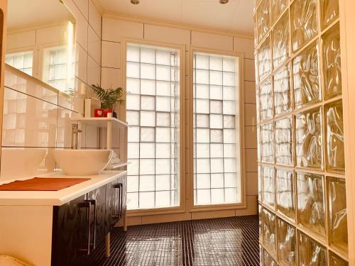 Koupelna v ubytování Sørvågen Villa luxury home with sauna