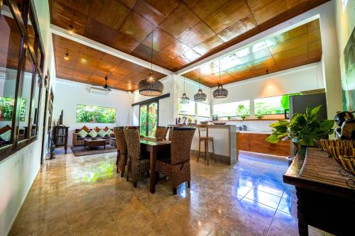 a dining room with a table and chairs at Villa MONTI - LEGIAN - SEMINYAK - Lovely 2 Bedroom Villa - Great Location ! in Seminyak