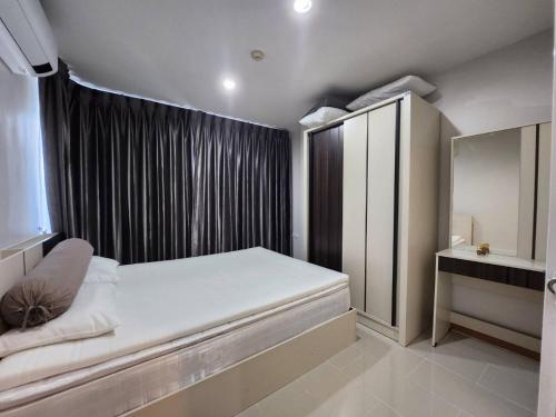 - une petite chambre avec un lit et une fenêtre dans l'établissement Plus2 Condo by Khun Opor, à Ban Thung Thong
