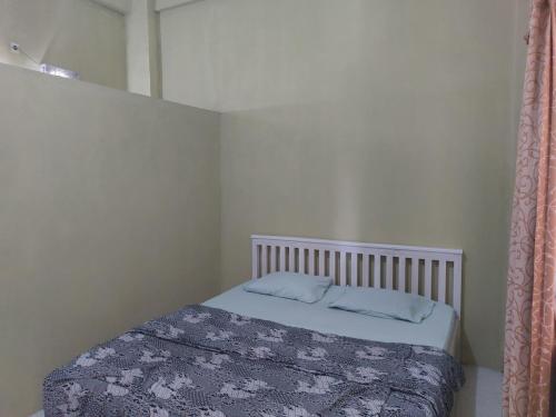 Ένα ή περισσότερα κρεβάτια σε δωμάτιο στο OYO 92644 Onong's Homestay
